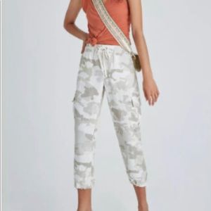 Sanctuary Camo Carefree Cargo pants. From Anthropologie Size M